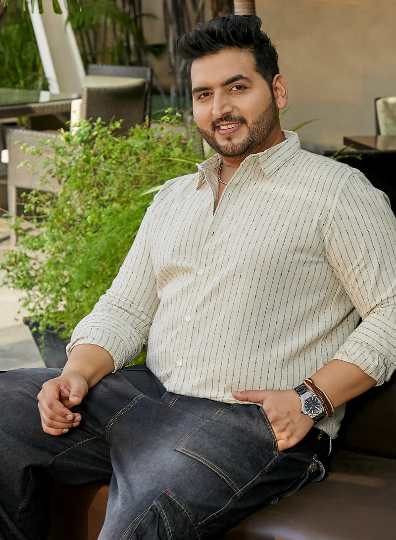 انستافاب بلس قميص رجالي قماشي مخطط بالبيج مقاس كبير للارتداء اليومي بياقة ممتدة وأكمام طويلة بأزرار