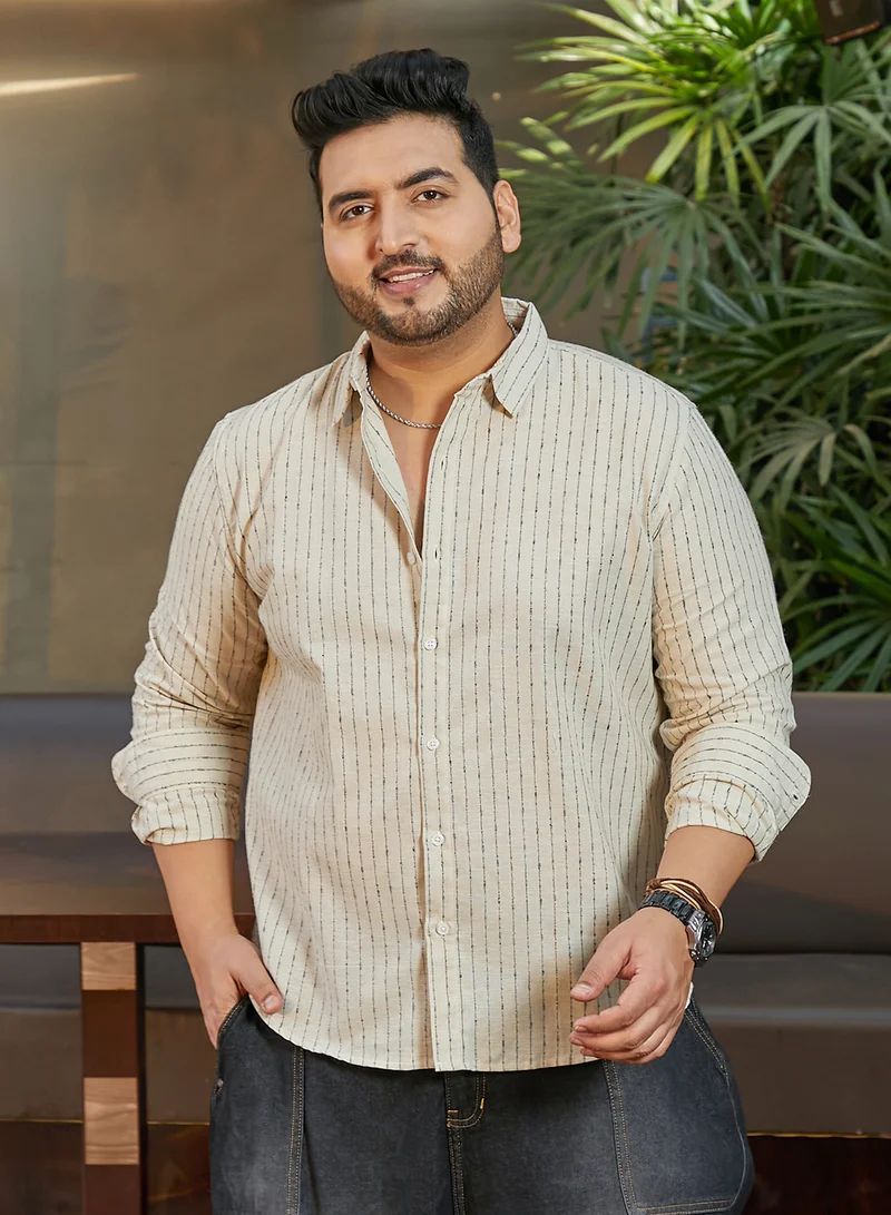 انستافاب بلس قميص رجالي قماشي مخطط بالبيج مقاس كبير للارتداء اليومي بياقة ممتدة وأكمام طويلة بأزرار