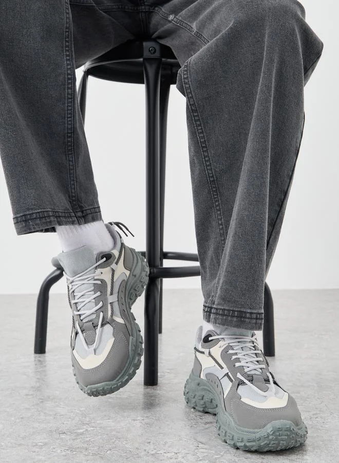 ستايلي اكتيف سنيكرز برباط بتصميم دانتيل مجرد ونعل سميك