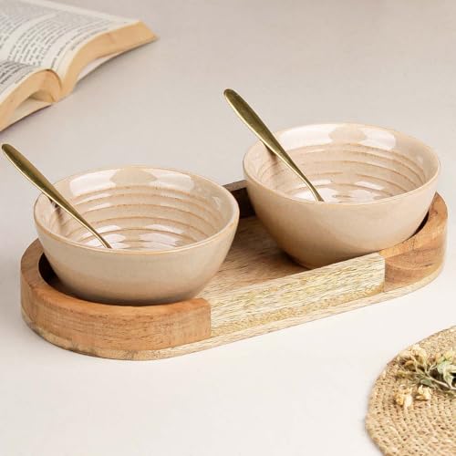 The Earth Store Sage Creamy Ceramic Bowl Serving Set – 2 Bowls (400ml Each) with Wooden Tray & 2 Gold Spoons – Multipurpose for Snacks, Soups & Desserts | Ideal for Gifting - Image 1