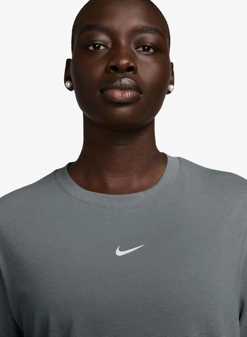 نايكي تيشيرت مريح بتقنية دراي فيت