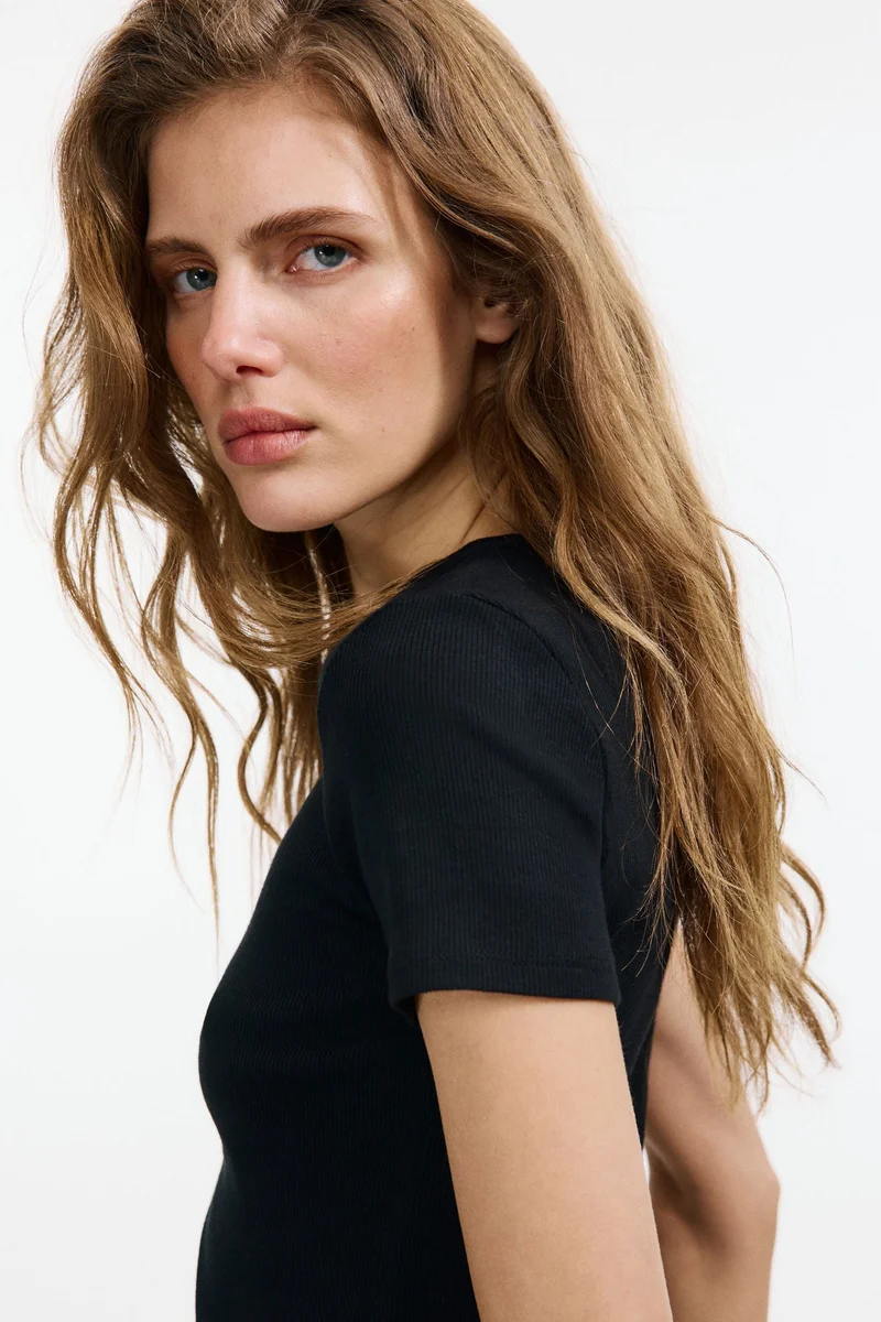 اتش اند ام تي-شيرت بتصميم مرن