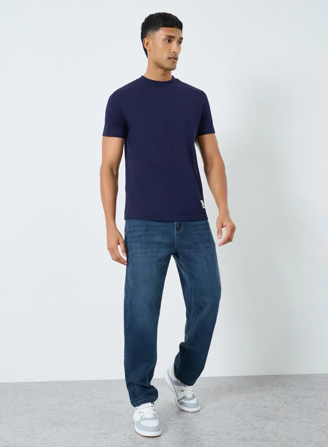 ستايلي جينز بقصة عادية وتفاصيل مشطوفة غامقة