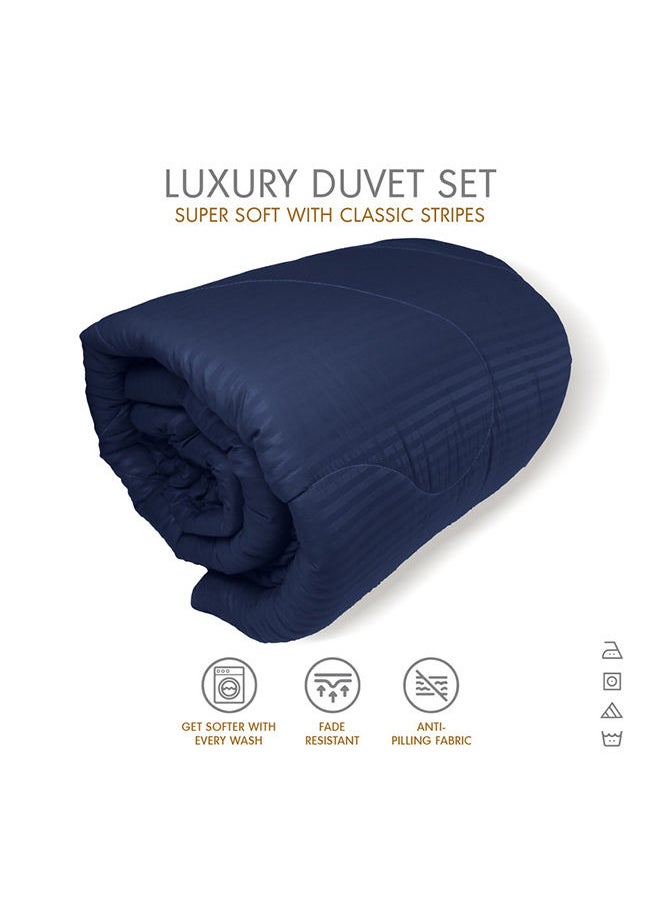Hotel Linen Klub - طقم لحاف بديل من المخمل الناعم - قماش ميكروفايبر مخطط ناعم للغاية، حشو ألياف ناعمة 200 غرام، الحجم: مزدوج 220 × 240 سم، اللون: أزرق داكن - Image 1