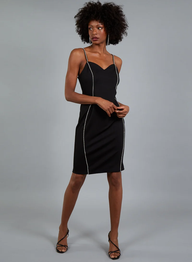 بلو فانيلا فستان ضيق بتفاصيل ماسية