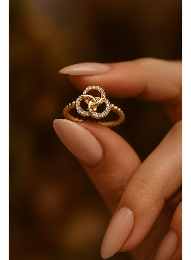 ثري دايموندز خاتم نسائي مطلي بالذهب عيار 18 قيراط – تصميم أنيق بثلاث دوائر مع أحجار الزركون، رمز للوحدة والحب، إصدار حصري محدود - Image 4