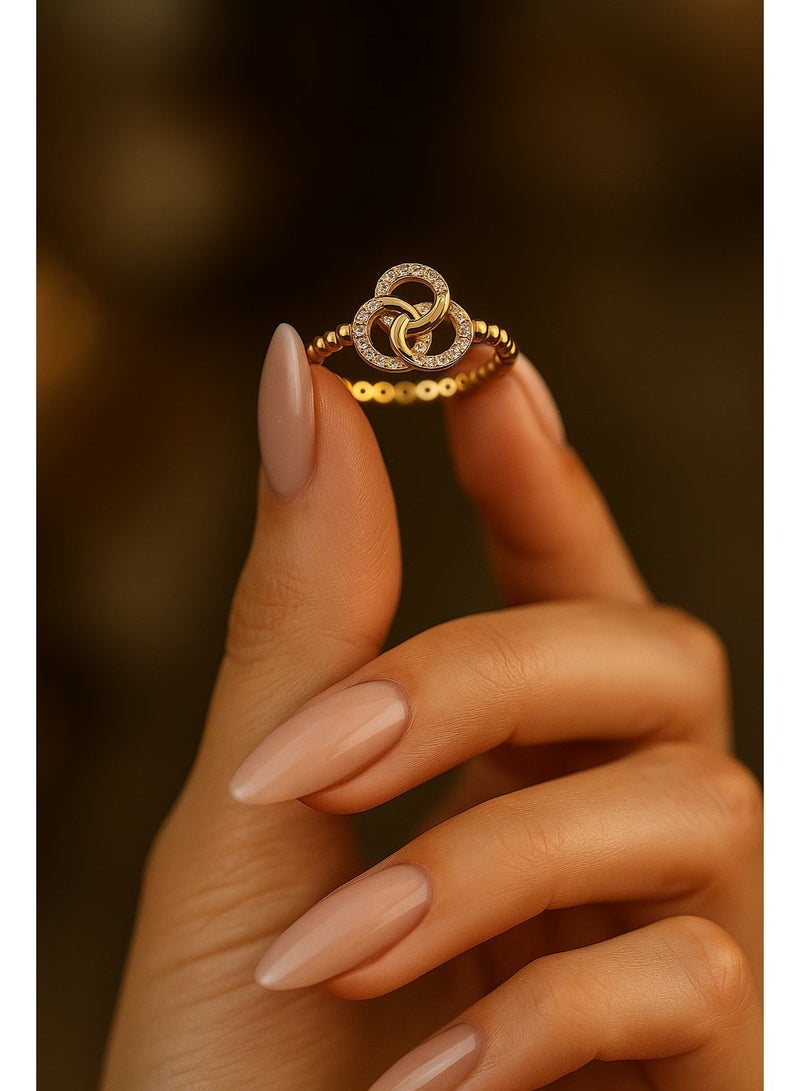 ثري دايموندز خاتم نسائي مطلي بالذهب عيار 18 قيراط – تصميم أنيق بثلاث دوائر مع أحجار الزركون، رمز للوحدة والحب، إصدار حصري محدود - Image 5