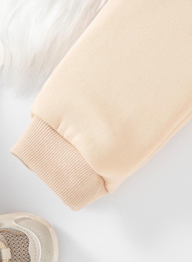 تايك تو طقم هودي وبنطلون رياضي بيج بنقوش بارزة - Image 3