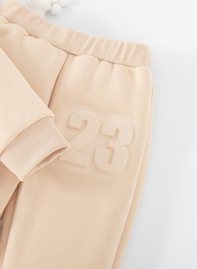 تايك تو طقم هودي وبنطلون رياضي بيج بنقوش بارزة - Image 4