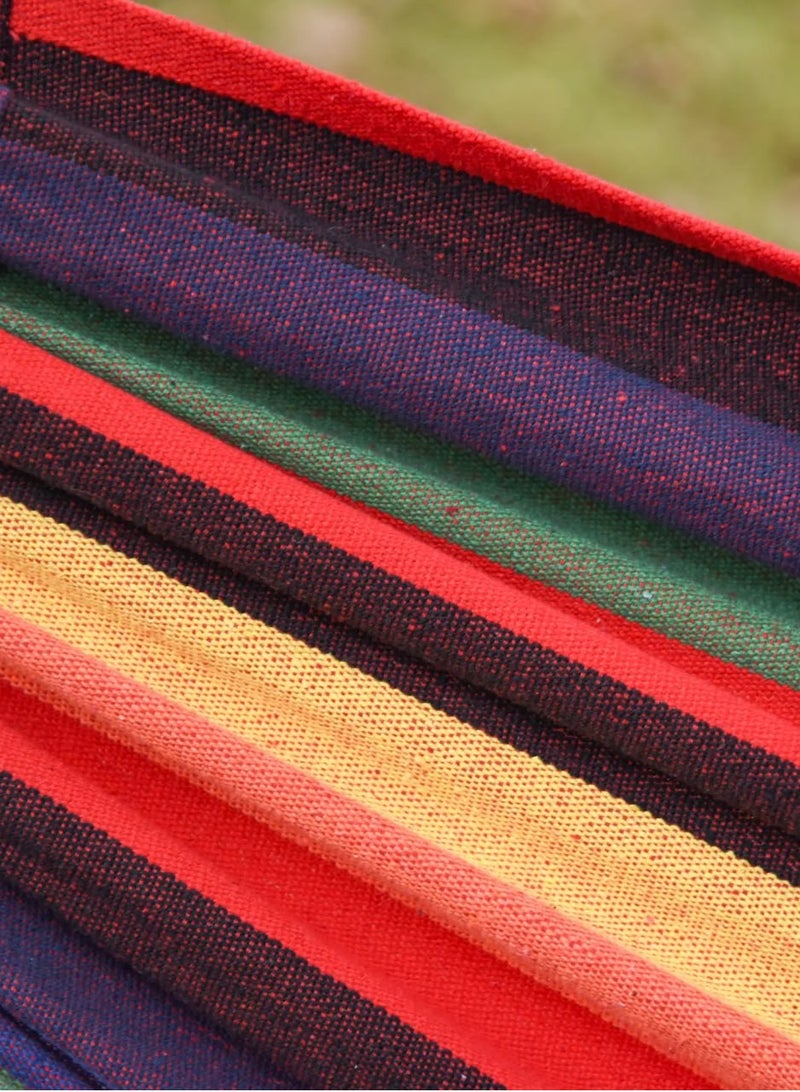 ارجوحة قماشية معلّقة للاستمتاع بالهواء الطلق أضف لمسة من الاسترخاء والأناقة إلى حديقتك أو شرفتك مصممة لتمنحك لحظات هدوء مثالية سواء كنت تقرأ كتابًا، أو تستمتع بالقهوة، أو تسترخي بعد يوم طويل. - Image 4