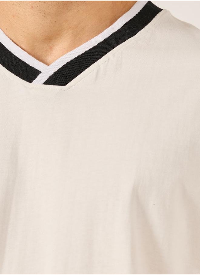 Styli Tipped V Neck Jersey Regular Fit T-Shirt  - Image 3