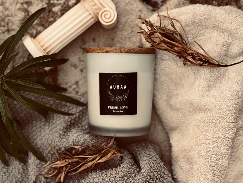 أورا شمعة معطّرة فاخرة للعلاج بالروائح – لافندر وبودرة الأطفال | هدية وديكور المنزل 0.49 كجم - Image 2