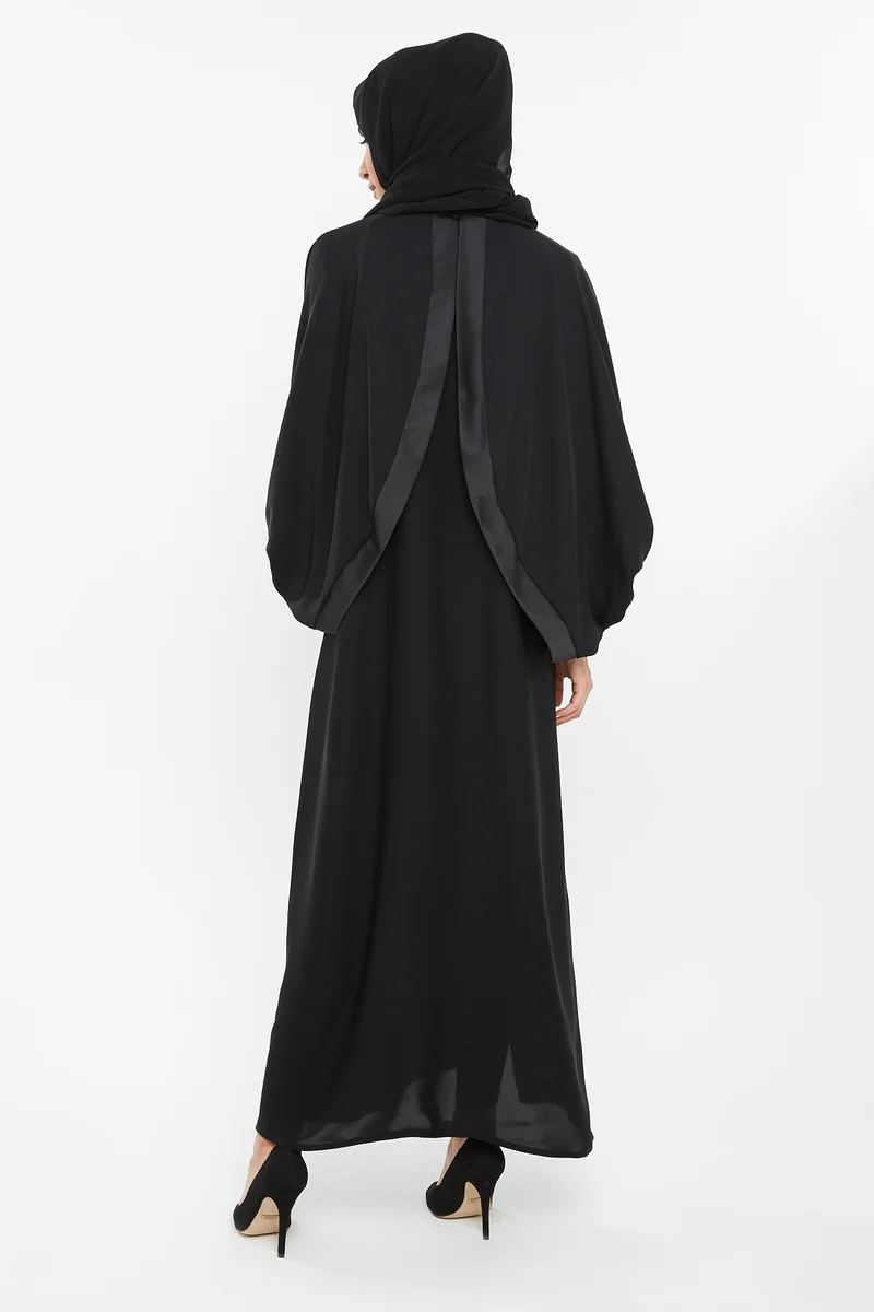 النخبة An elegant abaya with cuffed sleeve detail -AJ130A