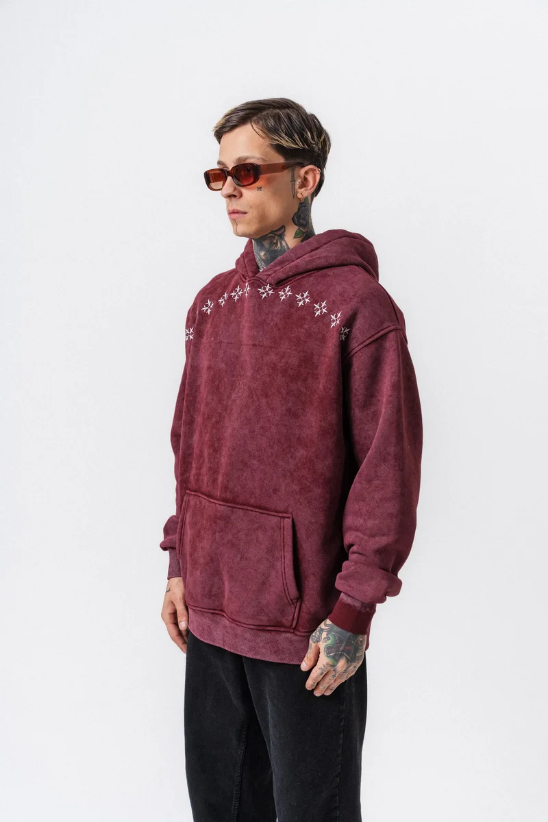 ريسباير هودي رجالي واسع (Oversize) بغطاء رأس مغسول ومطبوع بعبارة "Muse" لون خمري (Bordo)