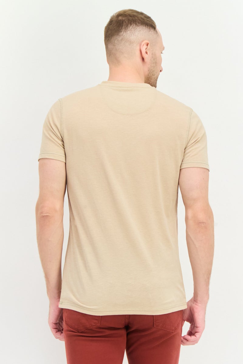 Company Eighty One تي شيرت رجالي بأكمام قصيرة على شكل حرف V، بيج داكن - Image 3