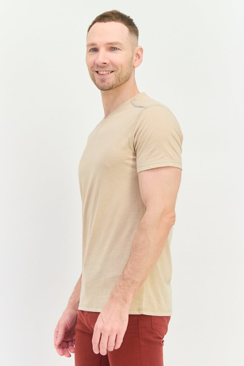 Company Eighty One تي شيرت رجالي بأكمام قصيرة على شكل حرف V، بيج داكن - Image 2