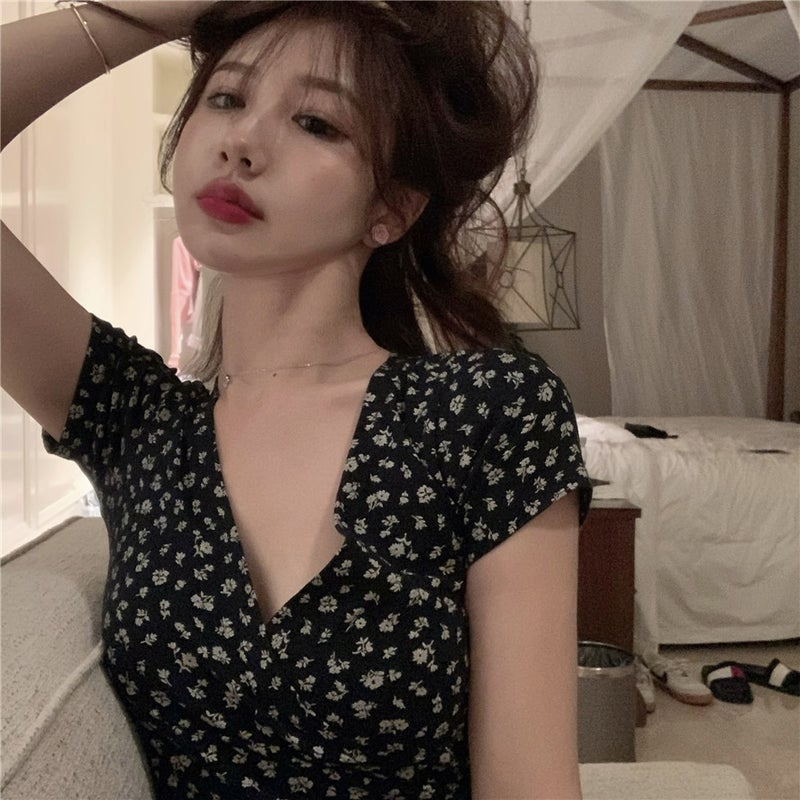 American Retro Style Floral Cross V-Neck Slim Short Navel-Baring Short-Sleeved T-Shirt Women's Top 2025 Summer New Trend - Image 3