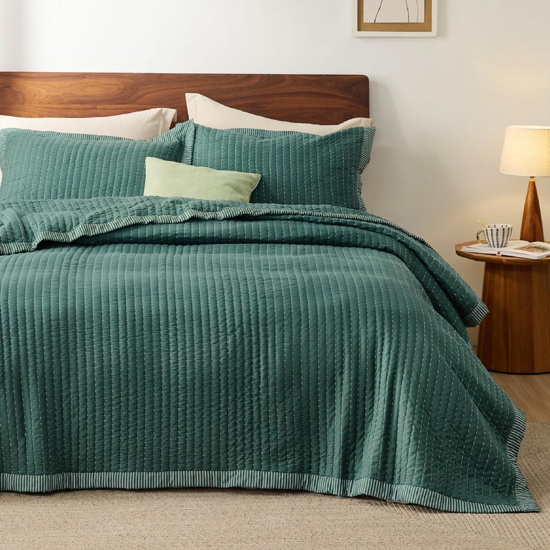 Bedsure 3-Piece Set Queen Quilt Bedding Set Bedspread Coverlet, Lightweight Corduroy Pattern, includes 1 Quilt (230 cm x 244 cm) & 2 Pillow Shams (50 cm x 66 cm), Dark Green - Image 1
