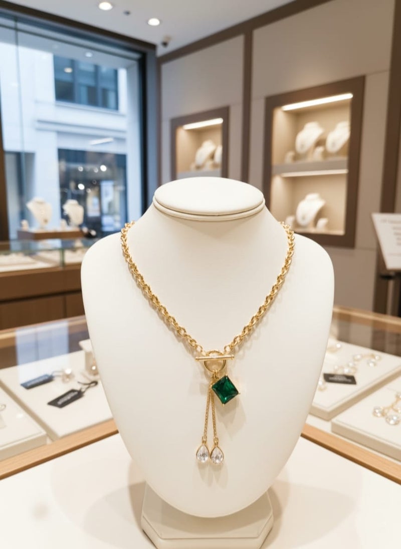 كوليه ذهبي مميز بسلسلة عصرية ودلاية حجر أخضر، تزينه دلايات لامعة أنيقة. مصنوع من الستانلس ستيل المقاوم للصدأ بقفل حلقي مع قضيب. - Image 5