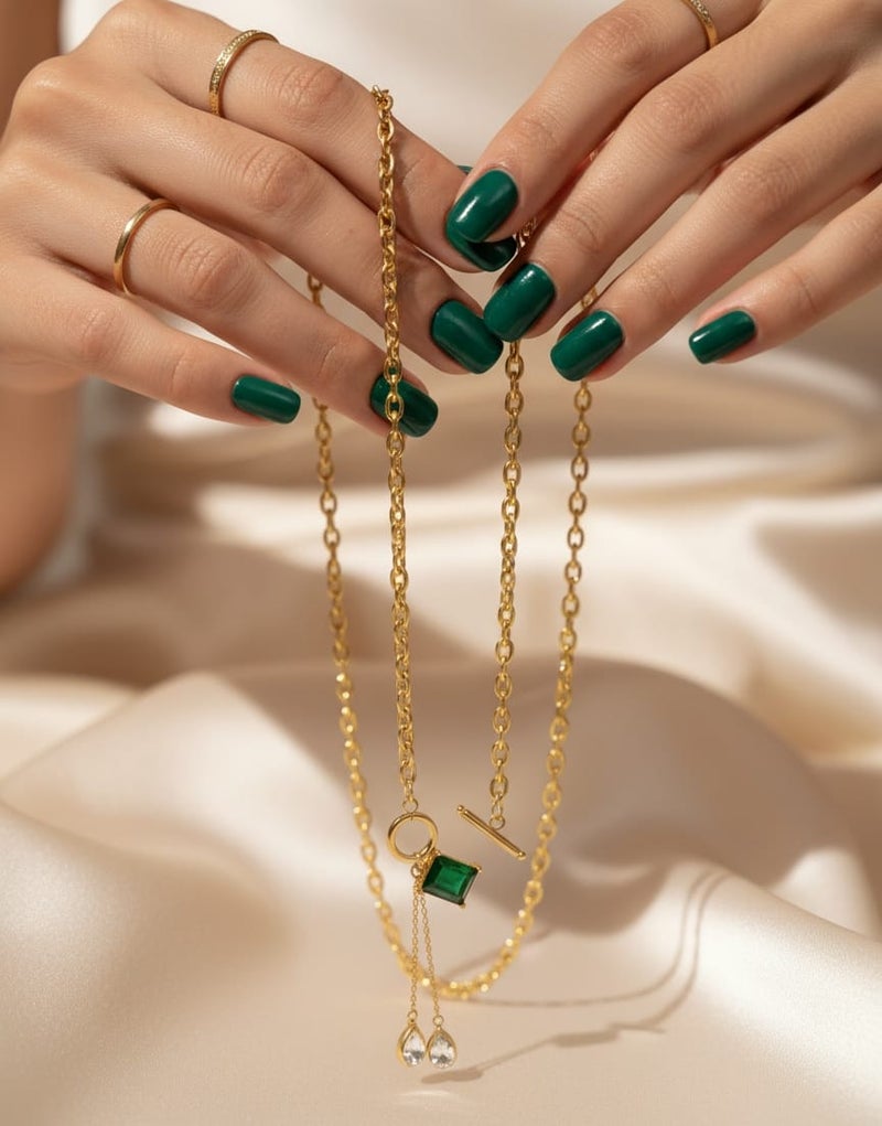 كوليه ذهبي مميز بسلسلة عصرية ودلاية حجر أخضر، تزينه دلايات لامعة أنيقة. مصنوع من الستانلس ستيل المقاوم للصدأ بقفل حلقي مع قضيب. - Image 3