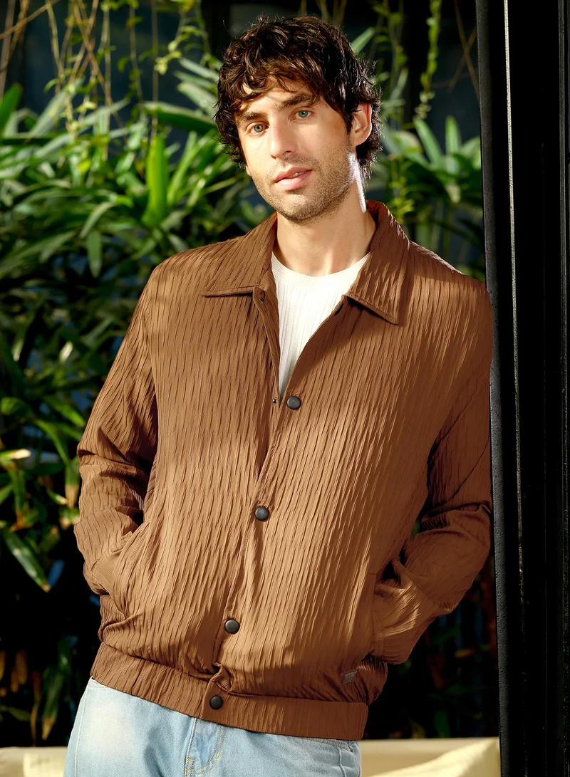 كامبوس سوترا جاكيت بومبر رجالي بنسيج مجعد وياقة مدببة وأكمام طويلة بأزرار وأساور، بياقة مدببة، وأكمام طويلة بأزرار وأساور، وحافة مستقيمة قابلة للتمدد، بلون بني تيدي.