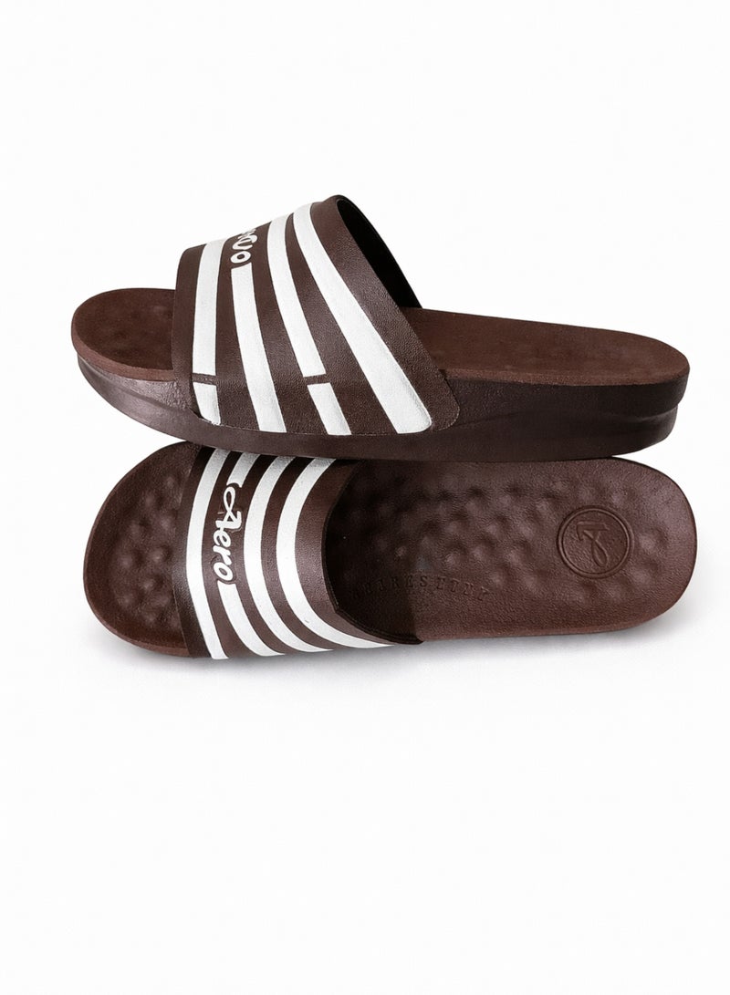 إيرو شباشب منزلية مريحة للرجال – خفيفة الوزن ومضادة للانزلاق – مناسبة للاستخدام اليومي والحمام والشاطئ – باللون البني مع خطوط بيضاء - Image 2