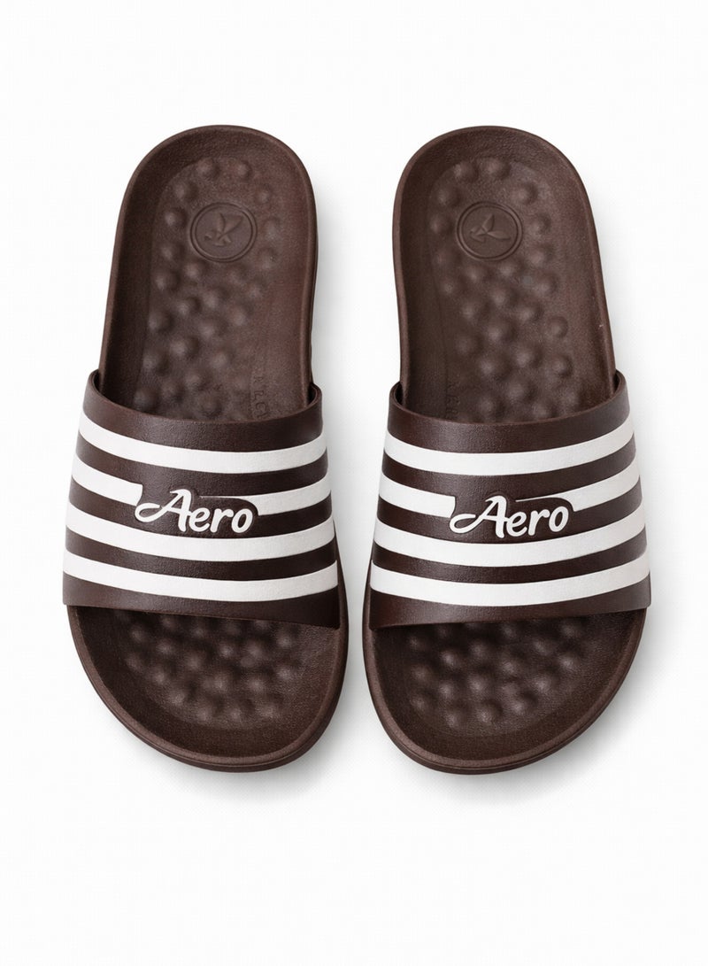 إيرو شباشب منزلية مريحة للرجال – خفيفة الوزن ومضادة للانزلاق – مناسبة للاستخدام اليومي والحمام والشاطئ – باللون البني مع خطوط بيضاء - Image 1