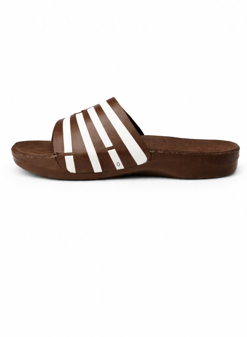 إيرو شباشب منزلية مريحة للرجال – خفيفة الوزن ومضادة للانزلاق – مناسبة للاستخدام اليومي والحمام والشاطئ – باللون البني مع خطوط بيضاء - Image 5