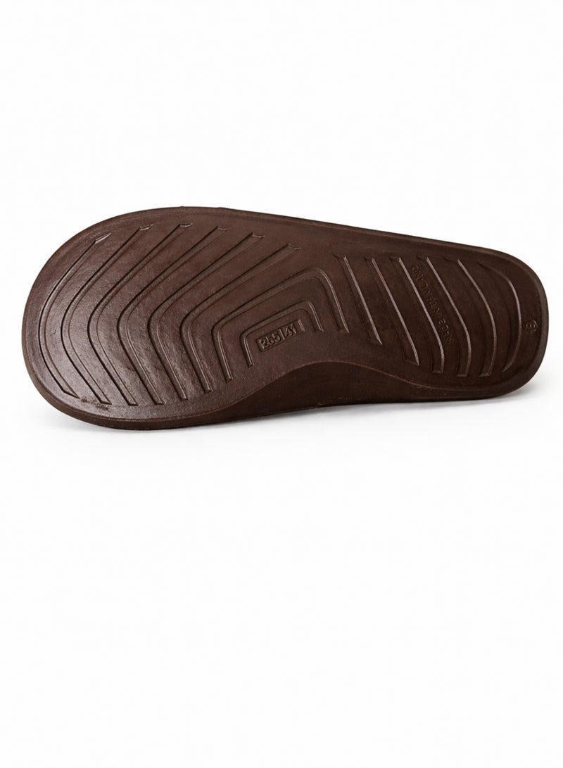 إيرو شباشب منزلية مريحة للرجال – خفيفة الوزن ومضادة للانزلاق – مناسبة للاستخدام اليومي والحمام والشاطئ – باللون البني مع خطوط بيضاء - Image 3