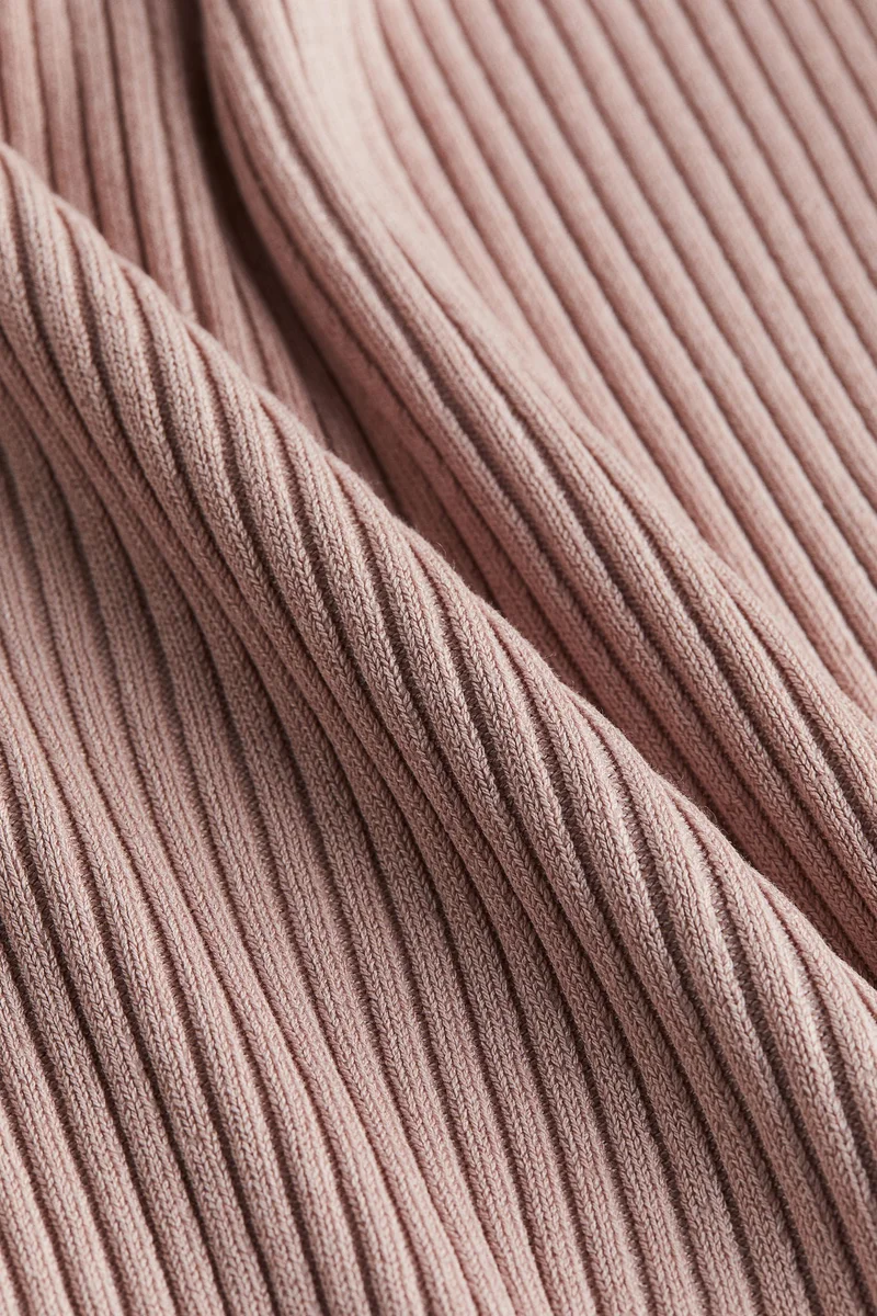 اتش اند ام بلوزة بتصميم مكشوف عند الأكتاف من خامة مرنة