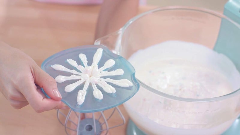 WHISK WIPER ماسحة الخفق® PRO لخلاطات رفع الوعاء - اخلط بدون فوضى - الملحق النهائي لخلاطات الطاولة - متوافقة فقط مع خلاطات KitchenAid لرفع الوعاء التي تستخدم خفاقًا بستة أسلاك (اللون: بنفسجي) - Image 3