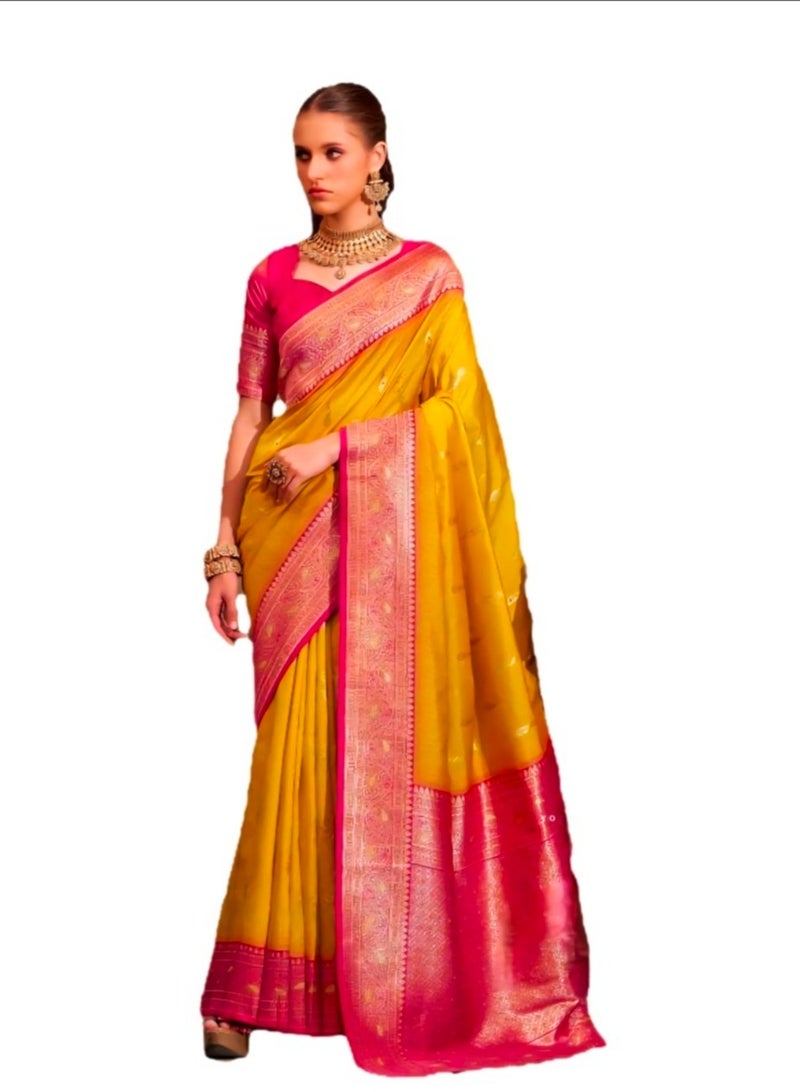 جــرابــمـــا نــتــرا   ساري أصفر مزخرف ذاتيًا مع حدود حمراء زاهية وتطريز بالو بالإضافة إلى بلوزة حمراء غير مخيطة متباينة اللون - Image 1