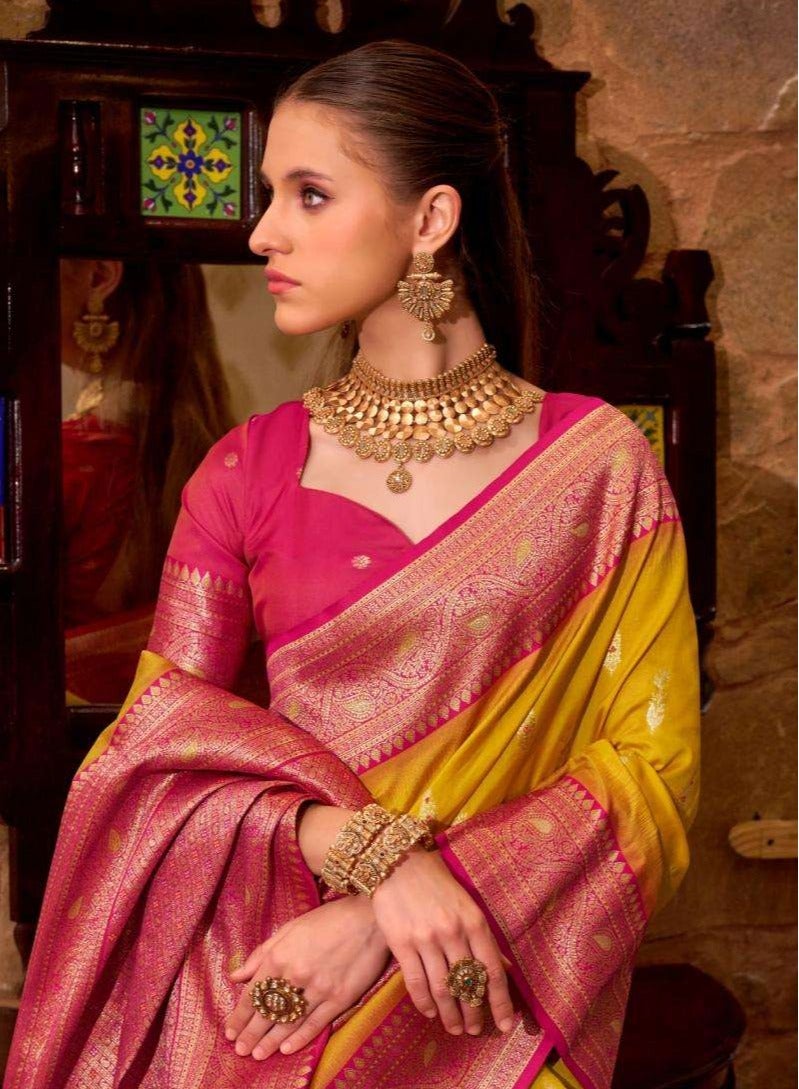 جــرابــمـــا نــتــرا   ساري أصفر مزخرف ذاتيًا مع حدود حمراء زاهية وتطريز بالو بالإضافة إلى بلوزة حمراء غير مخيطة متباينة اللون - Image 2