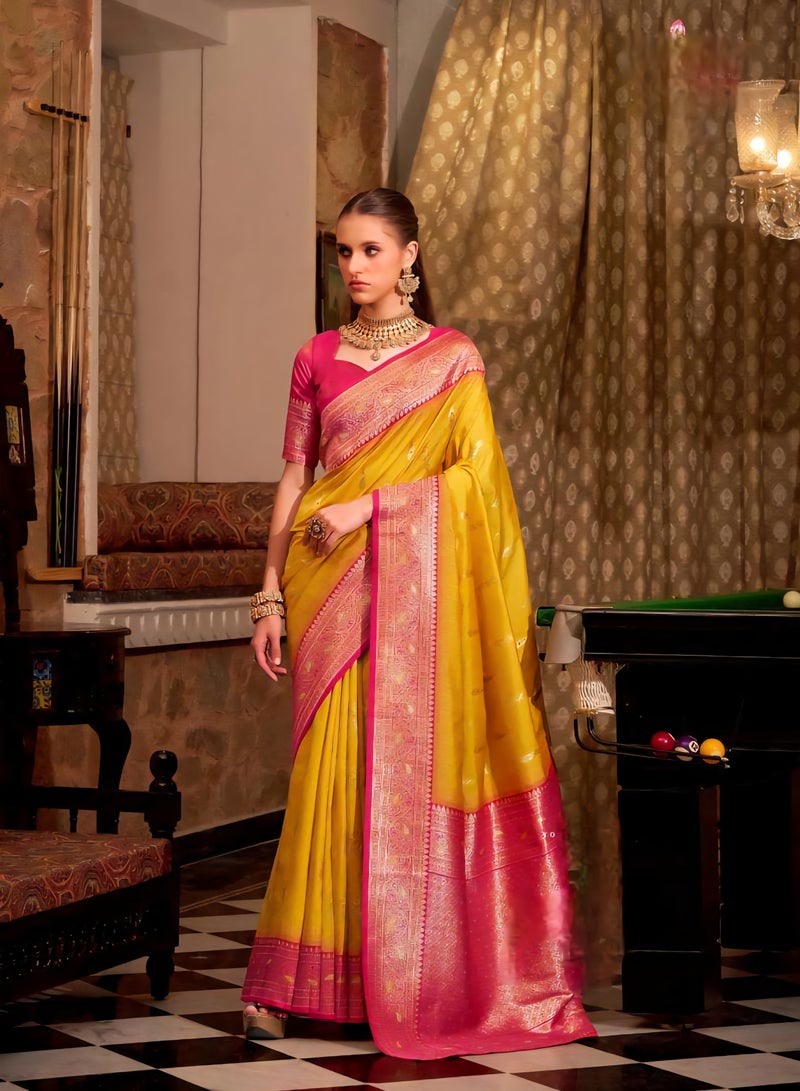 جــرابــمـــا نــتــرا   ساري أصفر مزخرف ذاتيًا مع حدود حمراء زاهية وتطريز بالو بالإضافة إلى بلوزة حمراء غير مخيطة متباينة اللون - Image 3