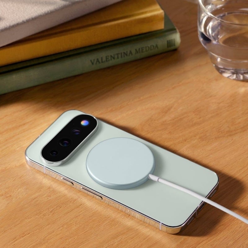 جوجل Google PixelSnap Charger Magnetic Wireless Charger with Qi2, Up to 25W, USB-C Cable, Compact Snap-On Charging Pad for Pixel & Qi2 Devices, Fog FOG - Image 3