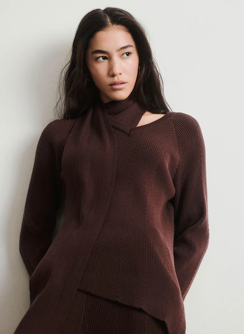 ليتشي سترة منسوجة بأضلاع مع وشاح زخرفي