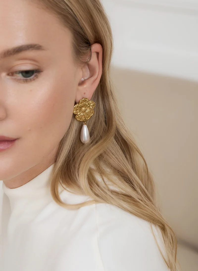 Lichi Flower-shaped stud earrings with pearl decorations