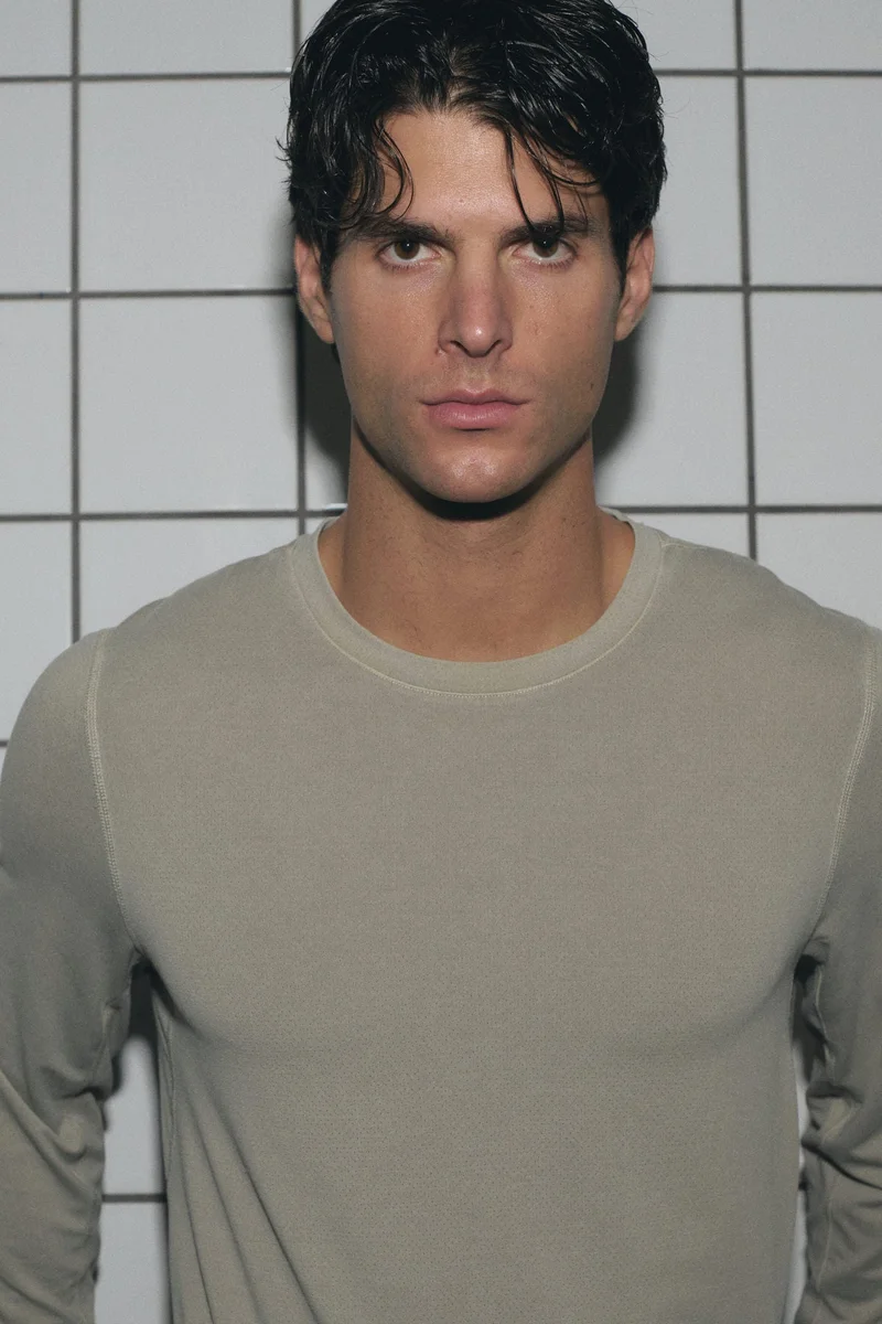 اتش اند ام بلوزة رياضية بقصّة ماسل من قماش دراي موف