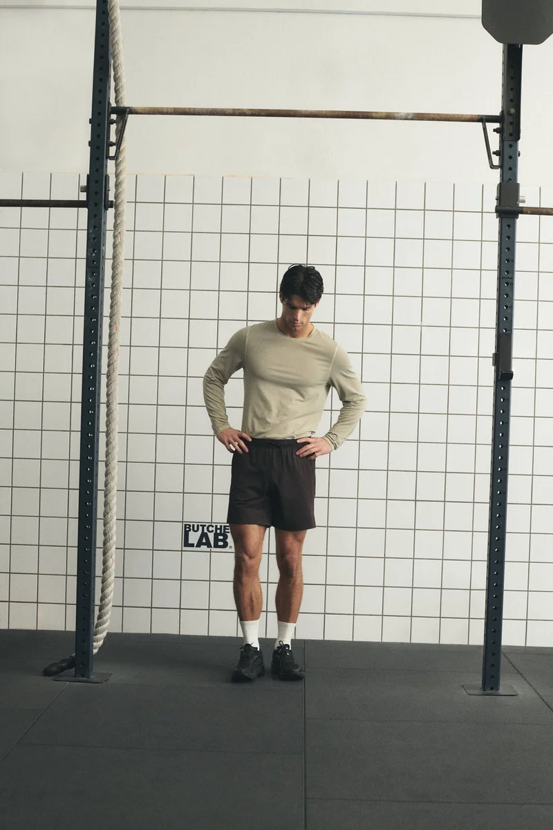 اتش اند ام بلوزة رياضية بقصّة ماسل من قماش دراي موف