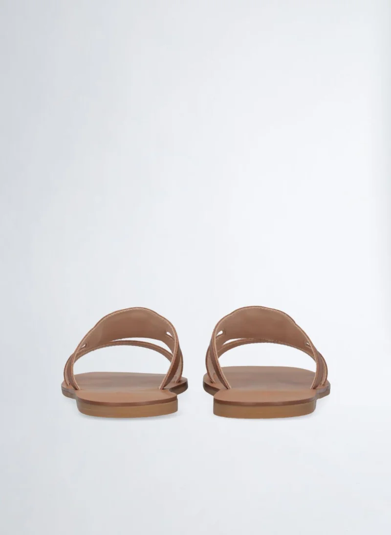 ليو جو صندل مسطح مزين بشعار الماركة