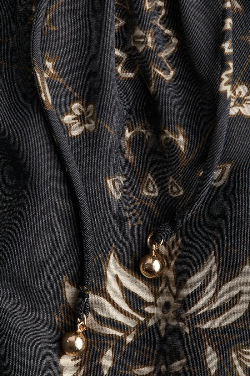 اتش اند ام فستان بتفاصيل ثنيات