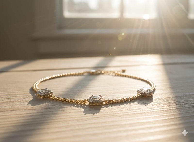 كوليه بسلسلة عريضة ومطلية باللون الذهبي ، بثلاث وحدات مربعة . كل مربع مغطى باللون الفضي ، وتتوسطه أحجار مستطيلة - وصلات إضافية لضبط المقاس. - Image 2