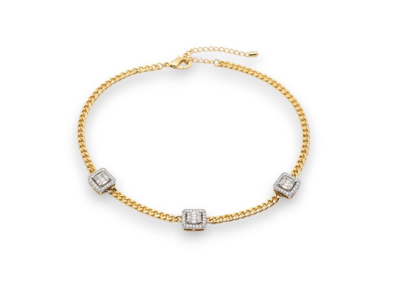 كوليه بسلسلة عريضة ومطلية باللون الذهبي ، بثلاث وحدات مربعة . كل مربع مغطى باللون الفضي ، وتتوسطه أحجار مستطيلة - وصلات إضافية لضبط المقاس. - Image 1