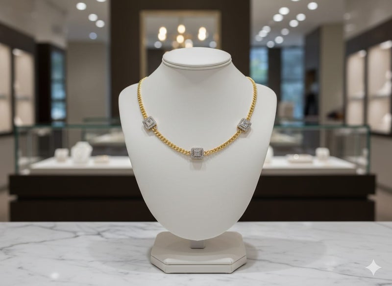 كوليه بسلسلة عريضة ومطلية باللون الذهبي ، بثلاث وحدات مربعة . كل مربع مغطى باللون الفضي ، وتتوسطه أحجار مستطيلة - وصلات إضافية لضبط المقاس. - Image 5