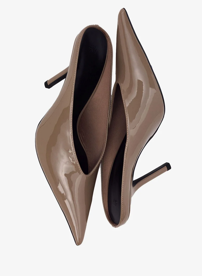 اتش اند ام حذاء ميول بكعب ومقدمة مدببة