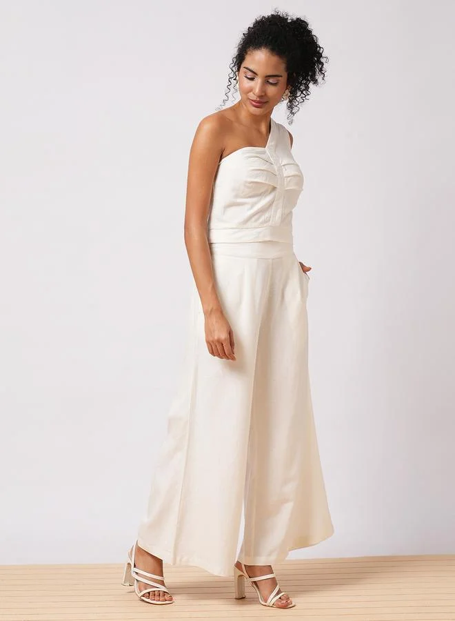 جلو باص طقم منسق من بنطال وبلوزة قصيرة