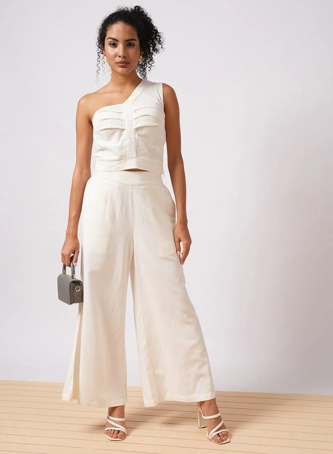 جلو باص طقم منسق من بنطال وبلوزة قصيرة