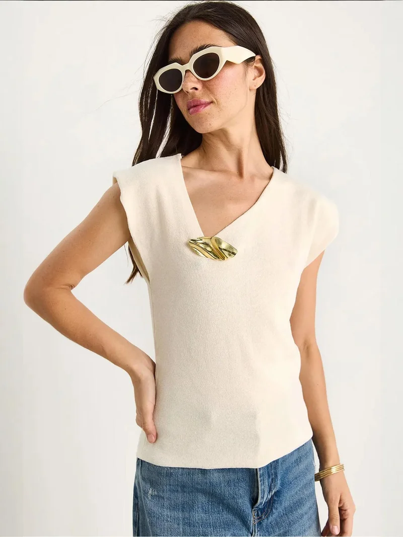 بيانكو لوتشي بلوزة لوكسي بدون أكمام بياقة على شكل حرف  مع تفاصيل إكسسوار