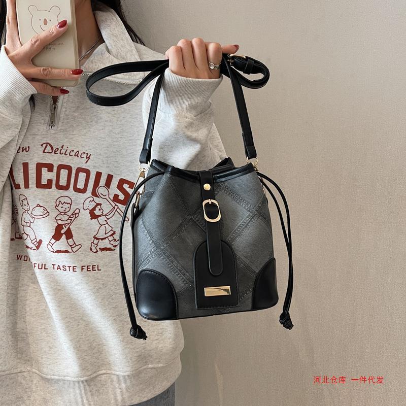 This Year'S Popular Niche Design Bag 2023 New Women'S Bag Fashion Trendy Messenger Bag Contrast Color Rhombus All-Match Bucket Bag - Image 2