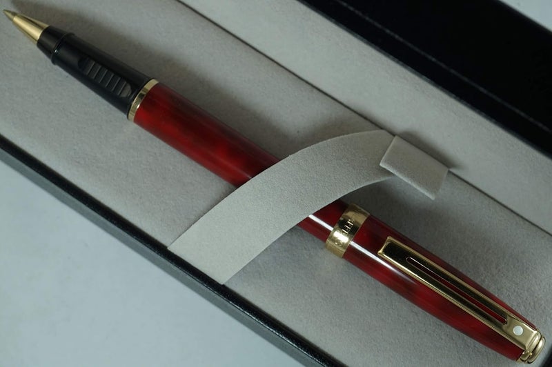 SHEAFFER Sheaffer Made in the USA with Signature Dot of Excellence and Gold Mid ring Prelude Red Marble Barrel and 22KT Gold Appointments Rollerball pen Made in the USA Edition  - Image 2